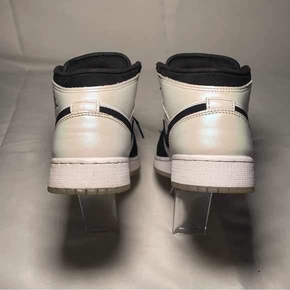 Size 5.5 GC Jordan 1 Mid
“Diamond Shorts” Colorway
No box - Picture 4 of 5